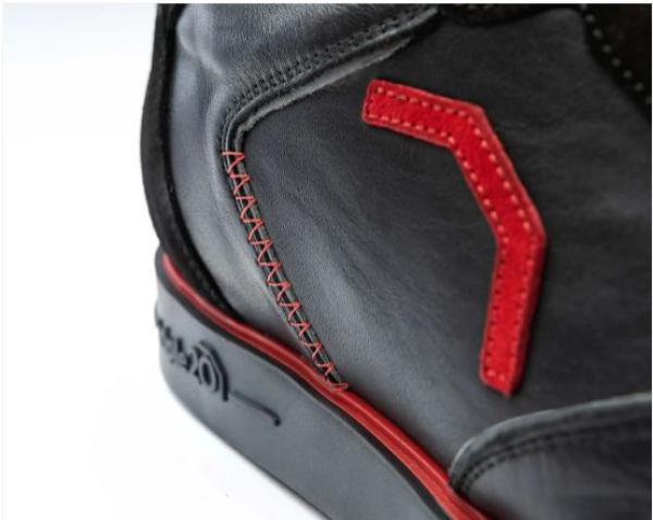 Triple20 Dartschuh Vollleder schwarz/rot Detailansicht